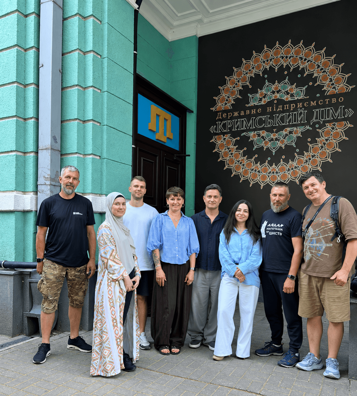 Ахтем Сеітаблаєв і команда проекту.png