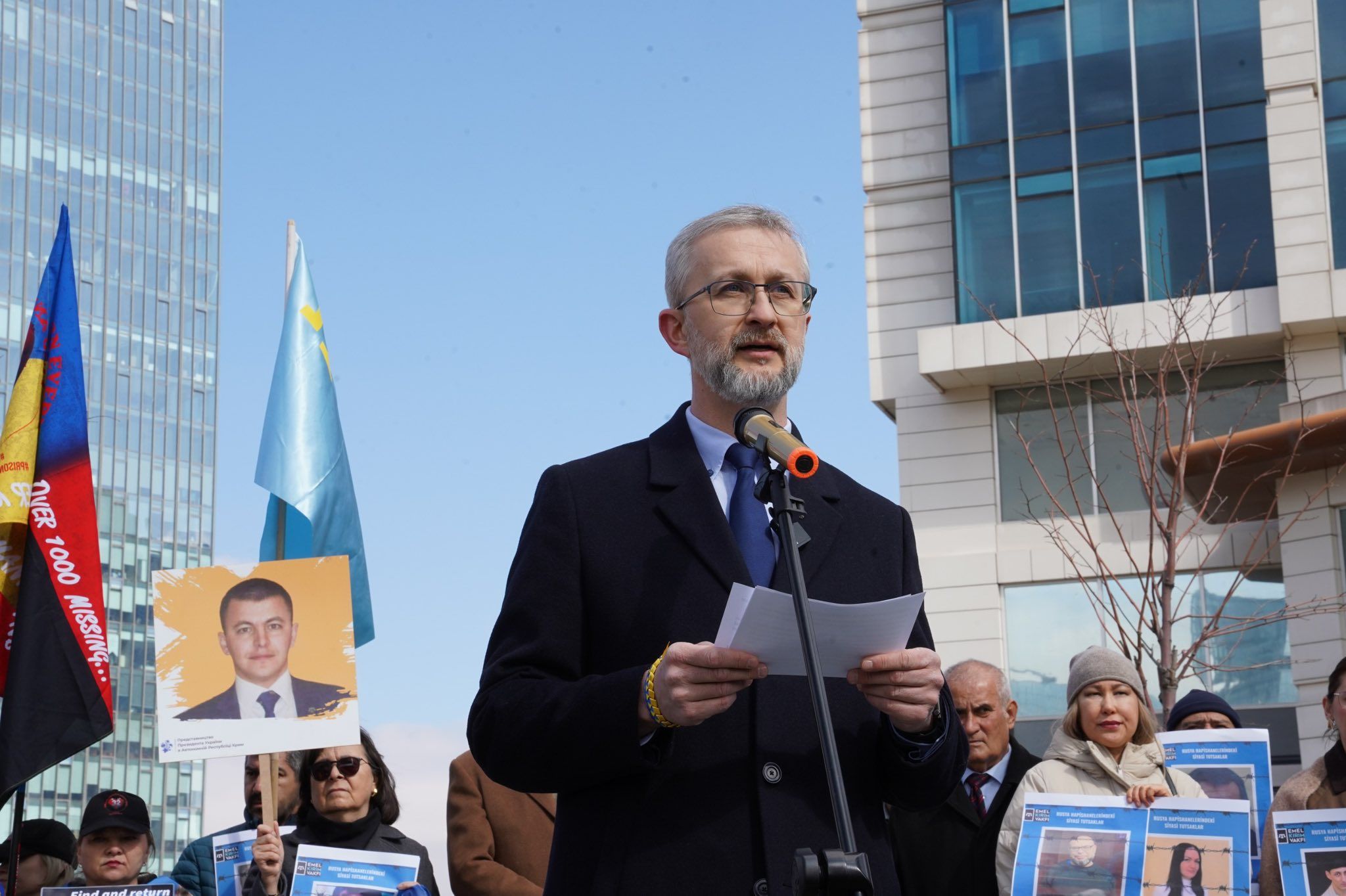 Фото: Наріман Джелял. Фото: учасниці мирного зібрання в Анкарі. Посольство України в Турецькій Республіці