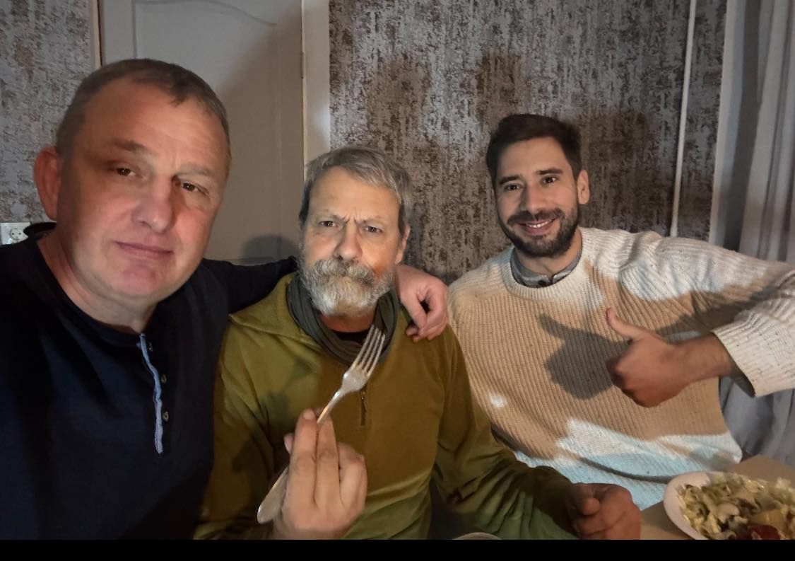 Фото: Владислав із Ендрю і Полем. Фото: Вдадислав на Сумщині. З особистої сторінки журналіста у Facebook.