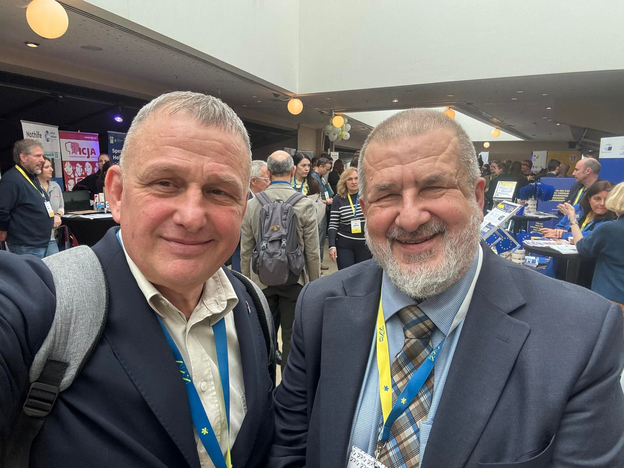 Фото: Єсипенко з головою Меджлісу кримськотатарського народу Рефатом Чубаровим у Берліні.  Вдадислав на Сумщині. З особистої сторінки журналіста у Facebook.