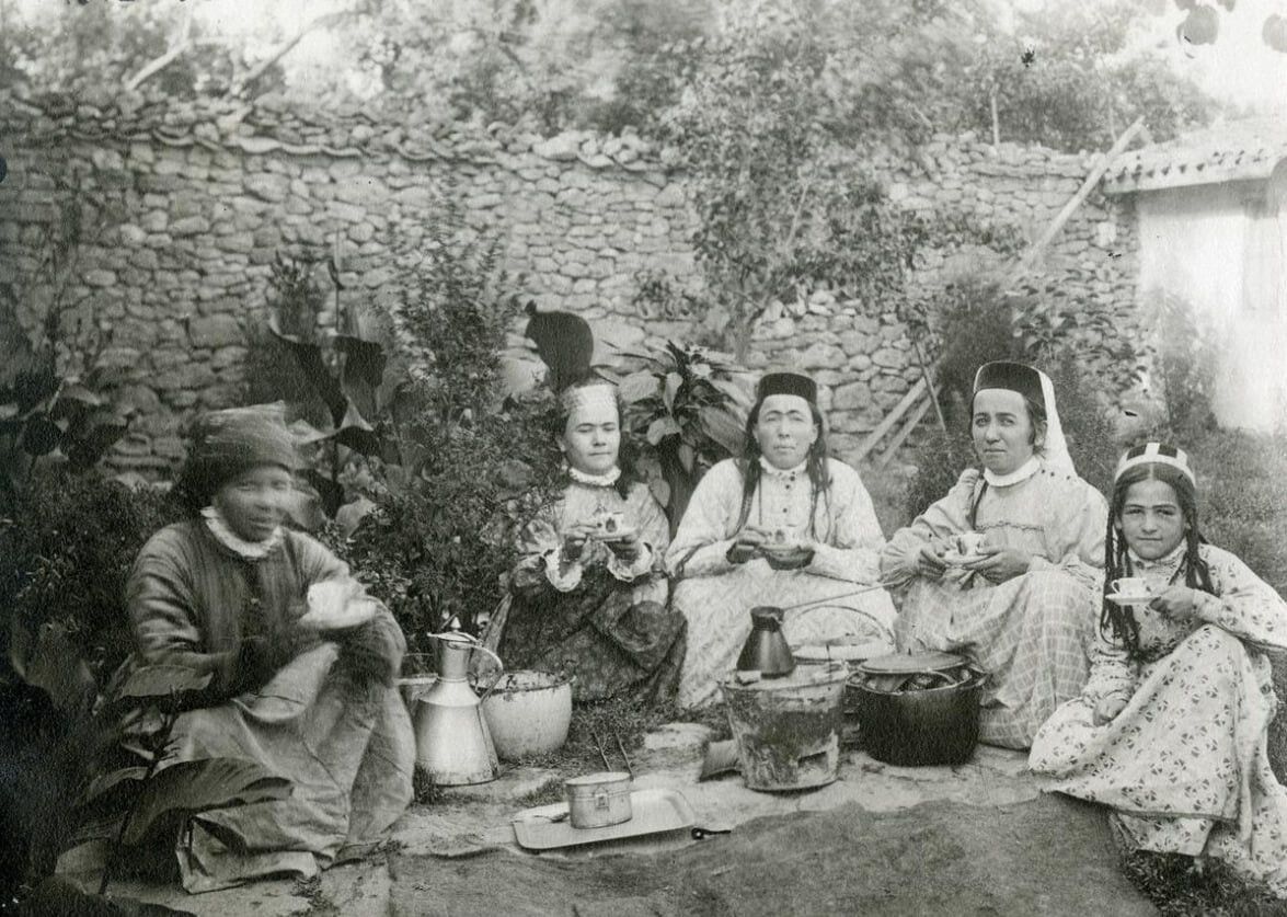Фото: кримськотатарські жінки та дівчата п'ють каву у с. Алма-Тархан Бахчисарайського району, 1907 рік. Михайло Дубровський.