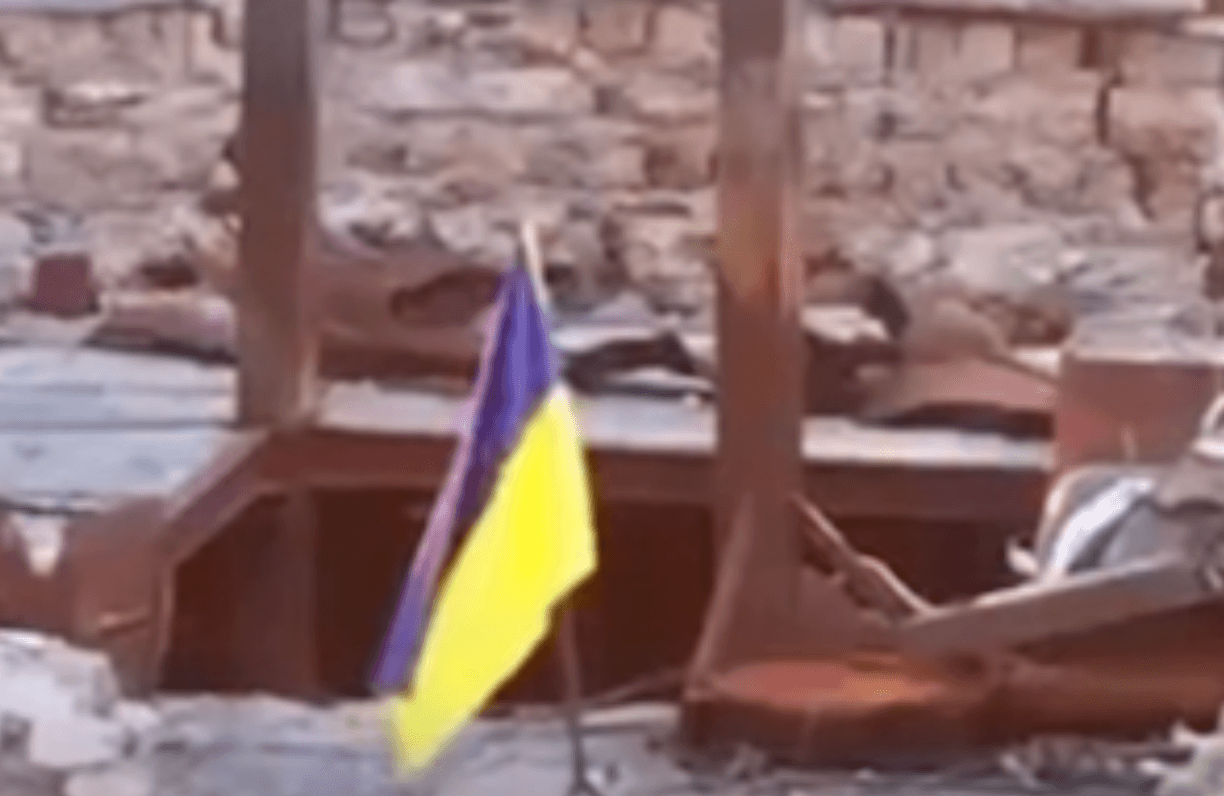 Фото: піднятий український прапор. Скриншот із відео Регіональне управління Сил територіальної оборони "Південь" ЗС України та Оперативно - тактичне угруповання "Одеса"