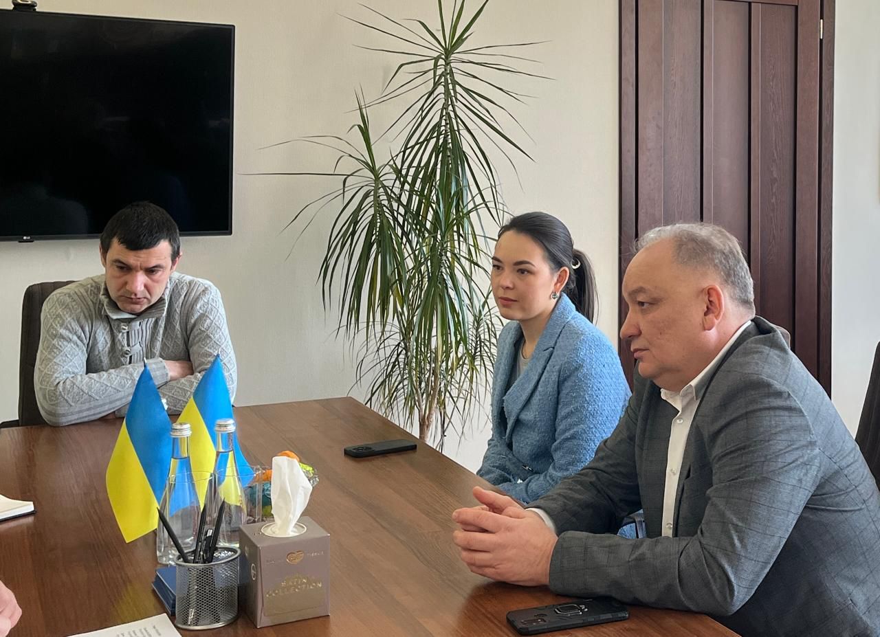 Фото зліва направо: Денис Яшний, Людмила Коротких і Ескендер Барієв на зустрічі. Прокуратура АРК.