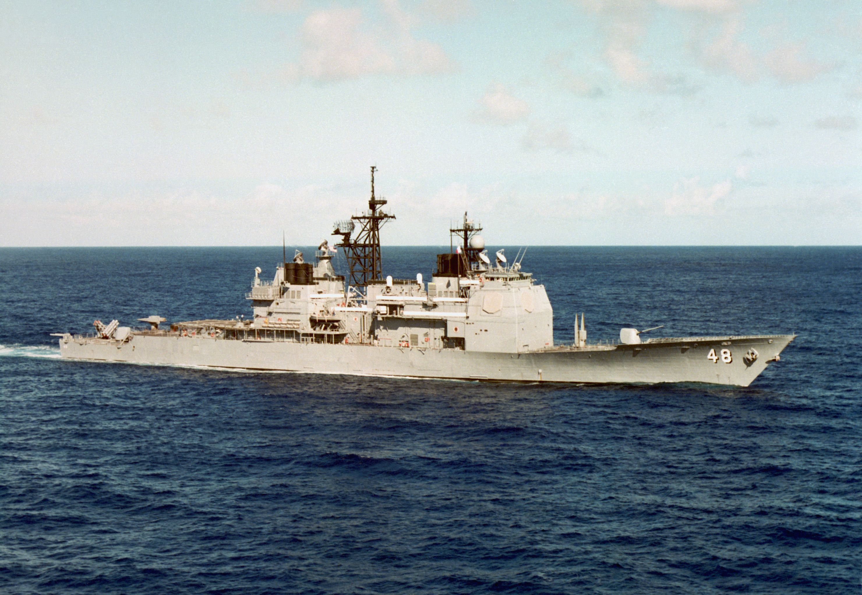 Starboard_bow_view_of_USS_Yorktown_(CG-48)_underway_in_Caribbean_c1985.jpg