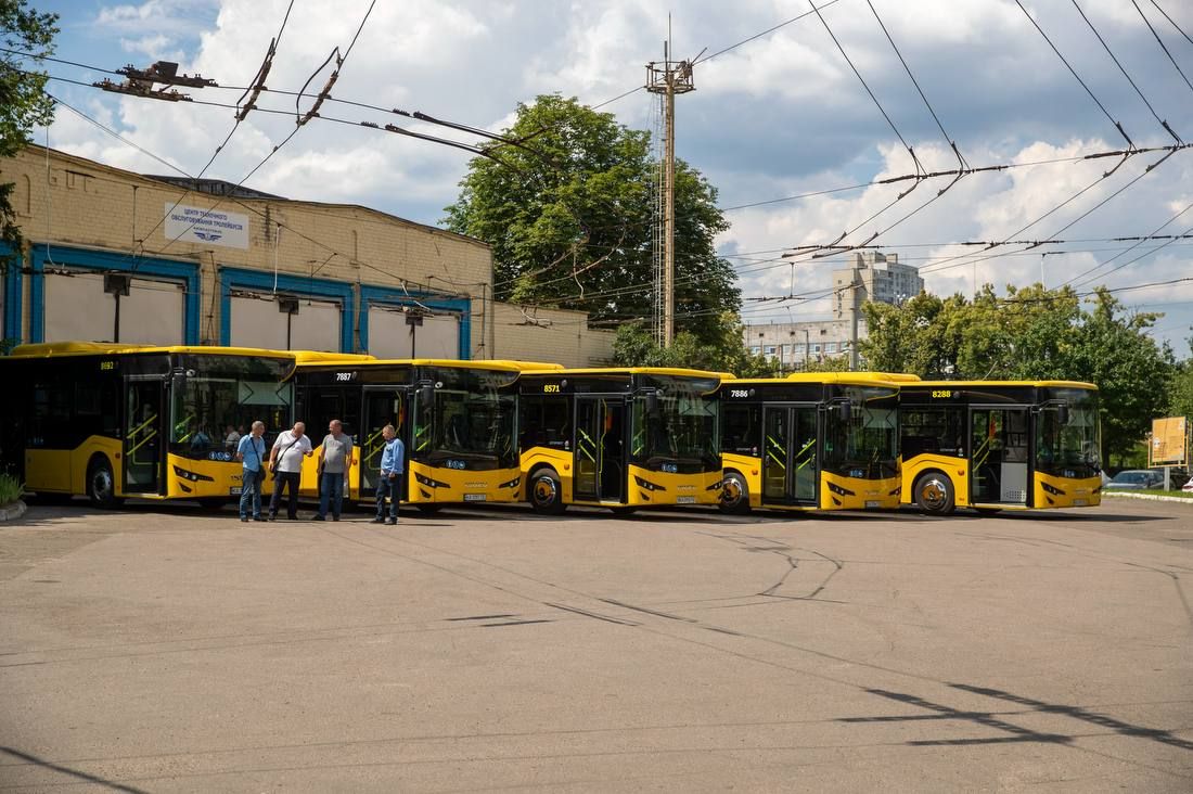 турецькі автобуси у Києві.jpg